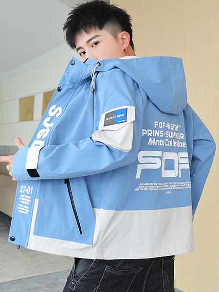 Aktuális férfi kabát nyakkendővel és mintával