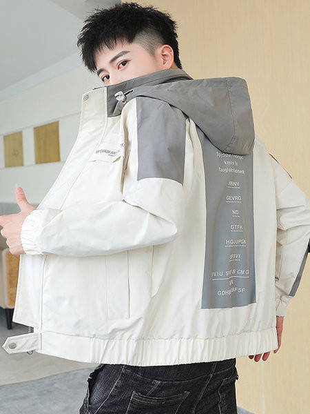 Férfi kabát kapucnival és rátéttel