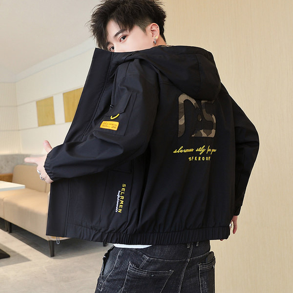 Vékony tavaszi-őszi kabát feliratokkal