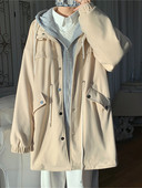 Nööpide ja taskutega pikk meeste mantel