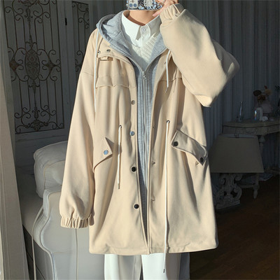 Nööpide ja taskutega pikk meeste mantel