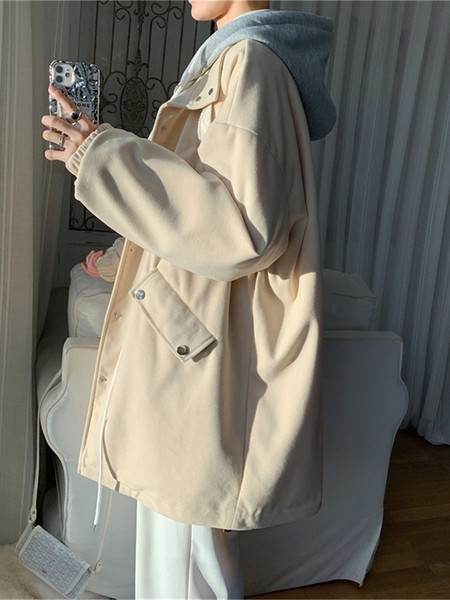 Nööpide ja taskutega pikk meeste mantel