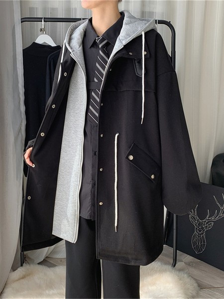 Nööpide ja taskutega pikk meeste mantel