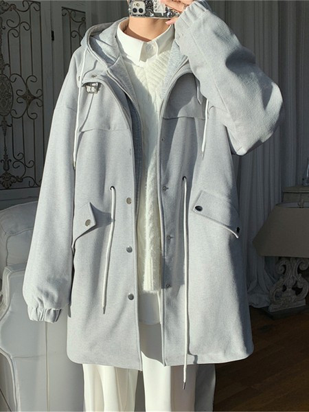 Nööpide ja taskutega pikk meeste mantel