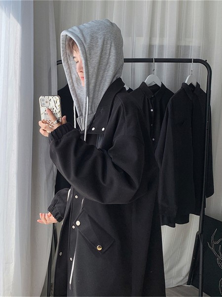 Nööpide ja taskutega pikk meeste mantel