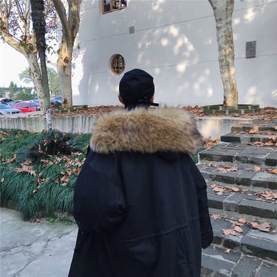 Hosszú kabát tollal és nyakkendővel férfiaknak és nőknek