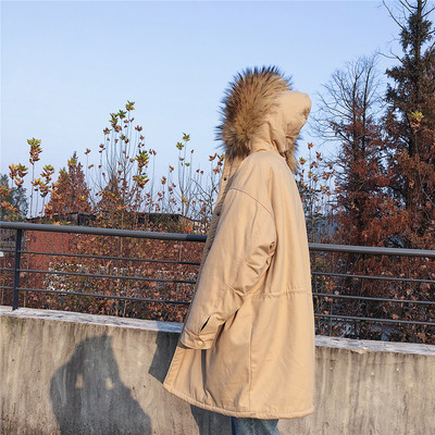 Hosszú kabát tollal és nyakkendővel férfiaknak és nőknek