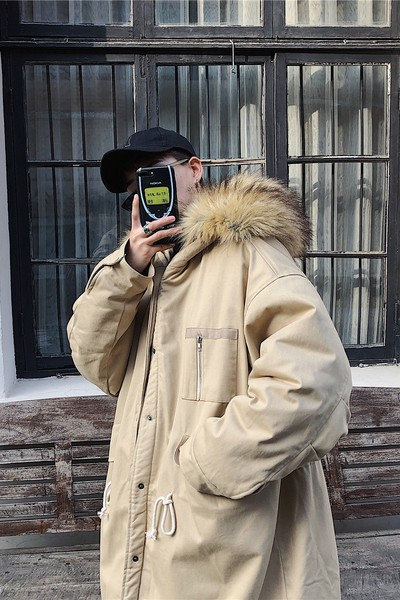 Hosszú kabát tollal és nyakkendővel férfiaknak és nőknek