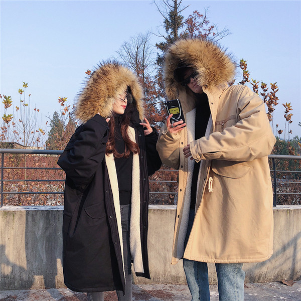 Hosszú kabát tollal és nyakkendővel férfiaknak és nőknek