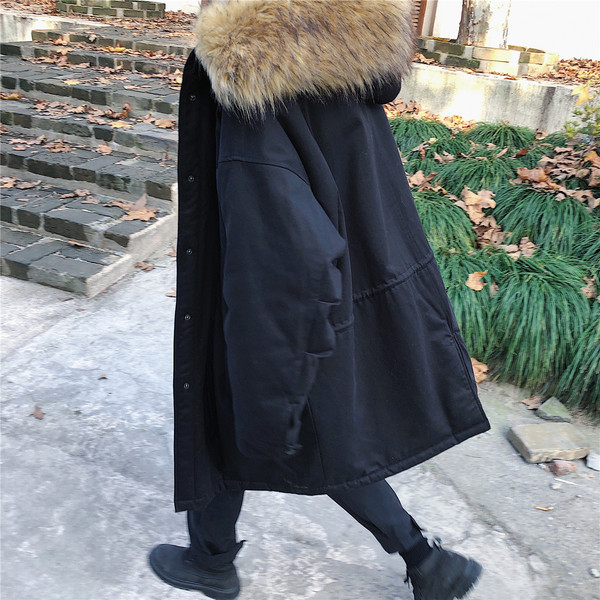 Hosszú kabát tollal és nyakkendővel férfiaknak és nőknek