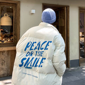 Meeste jope vaba mudel, mille tagaküljel on kiri