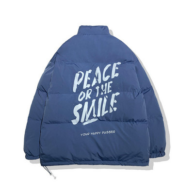 Meeste jope vaba mudel, mille tagaküljel on kiri