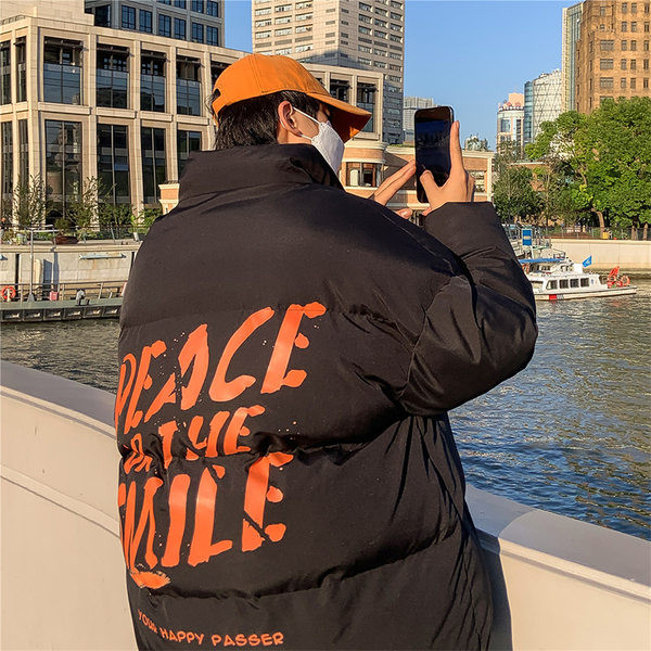 Meeste jope vaba mudel, mille tagaküljel on kiri