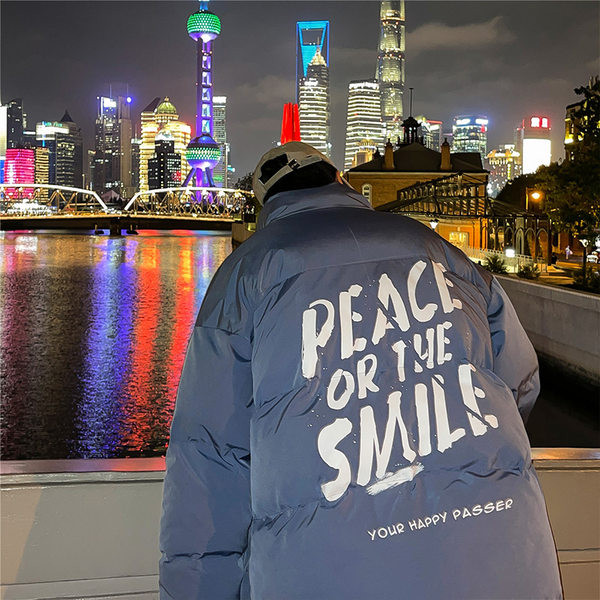 Meeste jope vaba mudel, mille tagaküljel on kiri