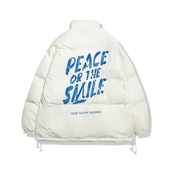 Meeste jope vaba mudel, mille tagaküljel on kiri