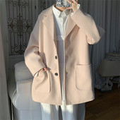 Taskute ja nööpidega meeste mantel