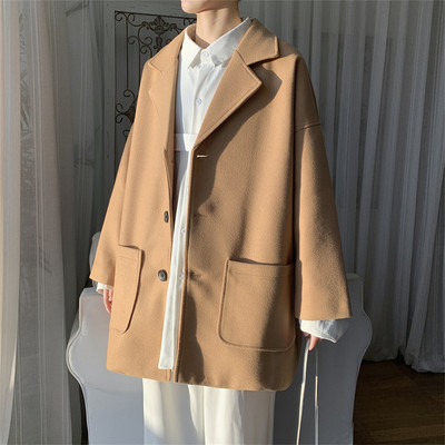 Taskute ja nööpidega meeste mantel