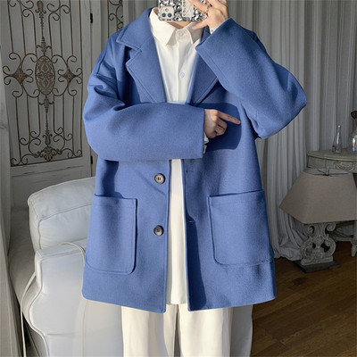 Taskute ja nööpidega meeste mantel