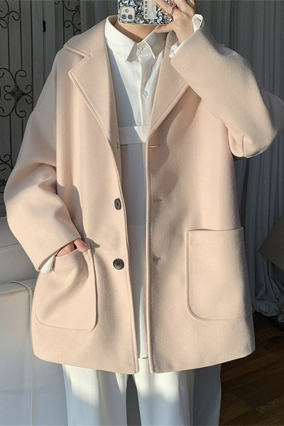 Taskute ja nööpidega meeste mantel