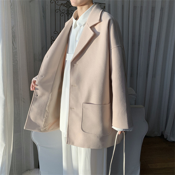 Taskute ja nööpidega meeste mantel