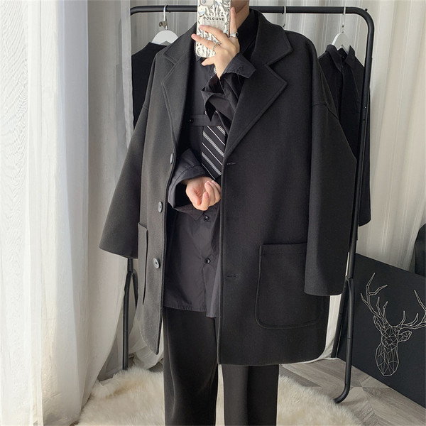 Taskute ja nööpidega meeste mantel