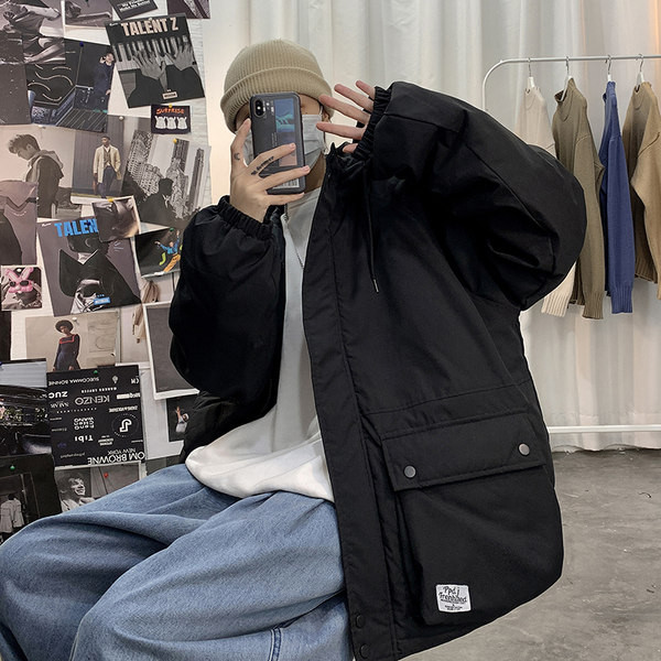 Széles modell téli kabát nagy zsebekkel