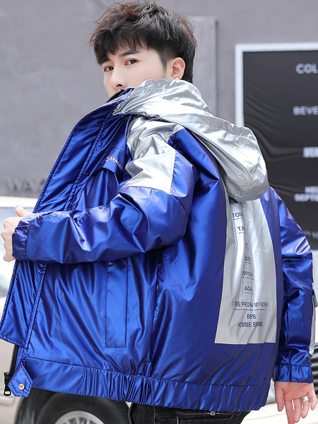 Téli férfi kabát kapucnival és gumival