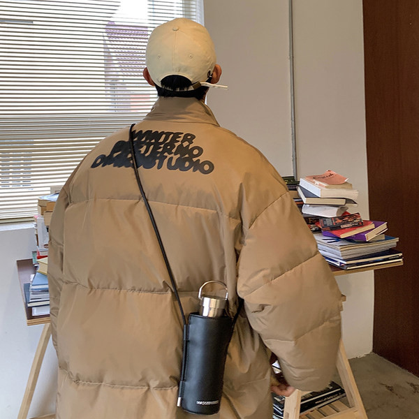 Férfi téli kabát, hátoldalán felirattal