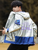 Alkalmi férfi kabát feliratokkal és kapucnival