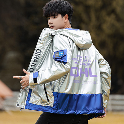 Alkalmi férfi kabát feliratokkal és kapucnival