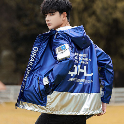 Alkalmi férfi kabát feliratokkal és kapucnival