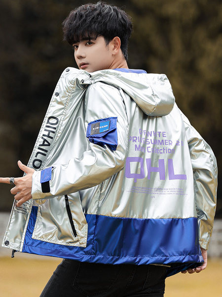 Alkalmi férfi kabát feliratokkal és kapucnival