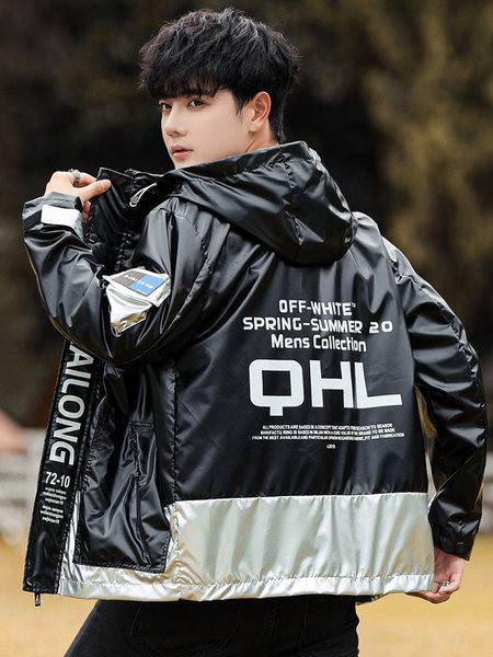 Alkalmi férfi kabát feliratokkal és kapucnival