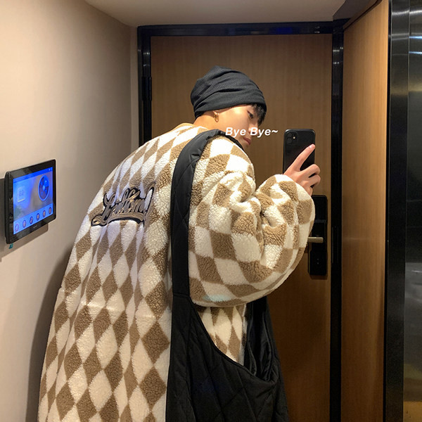 Modern férfi kabát gombokkal