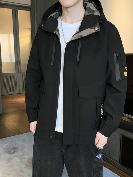 Vīriešu ziemas jaka ar mežģīnēm melnā un baltā krāsā