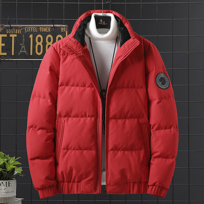 Téli férfi kabát cipzárral és emblémával