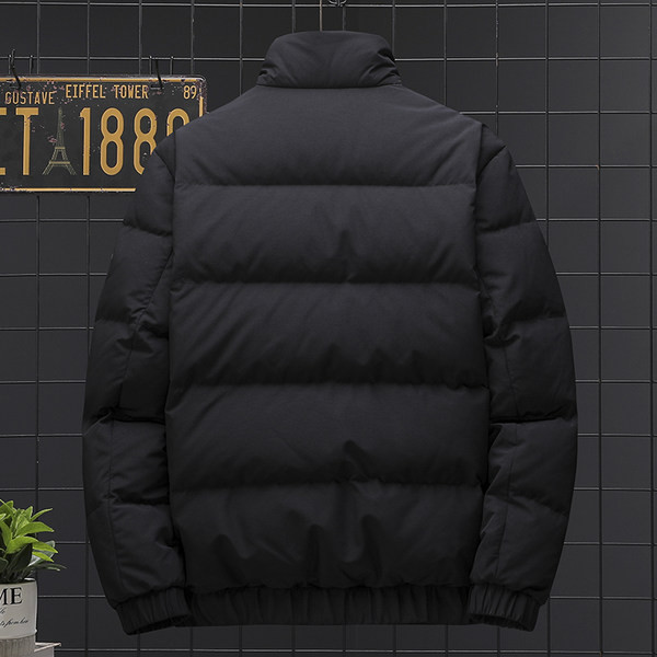 Téli férfi kabát cipzárral és emblémával