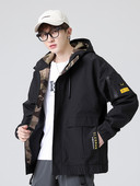 Stílusos férfi kabát terepszínű mintával és kapucnival