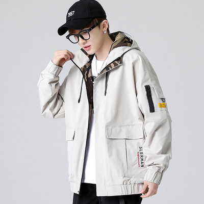 Stílusos férfi kabát terepszínű mintával és kapucnival