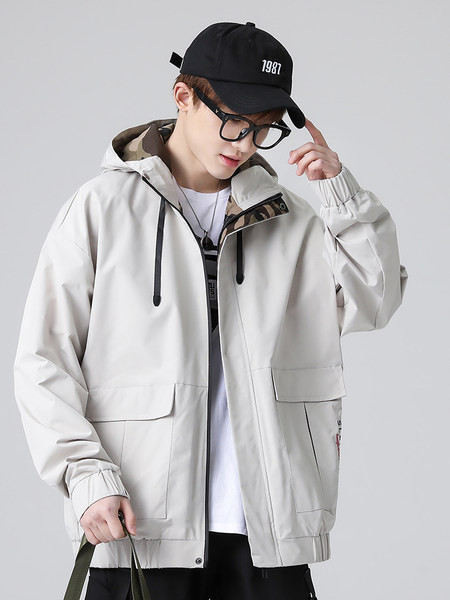 Stílusos férfi kabát terepszínű mintával és kapucnival