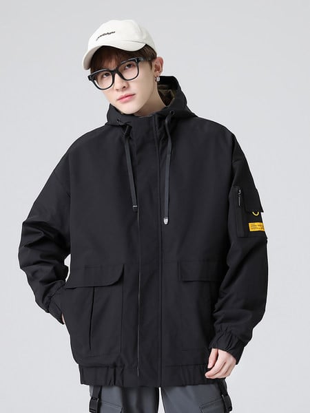 Stílusos férfi kabát terepszínű mintával és kapucnival