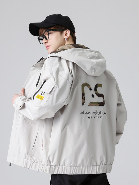 Stílusos férfi kabát terepszínű mintával és kapucnival