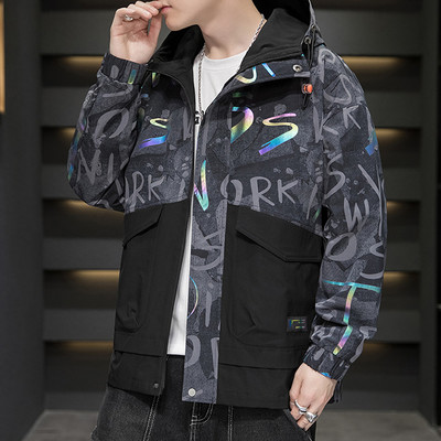 Moodne meeste jope kapuutsiga trükise ja taskutega