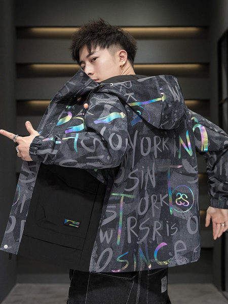 Moodne meeste jope kapuutsiga trükise ja taskutega