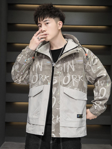 Moodne meeste jope kapuutsiga trükise ja taskutega