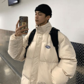 Férfi téli kabát emblémával és magas gallérral