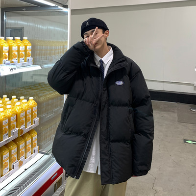 Férfi téli kabát emblémával és magas gallérral