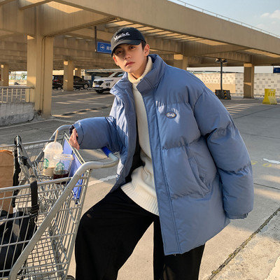 Férfi téli kabát emblémával és magas gallérral