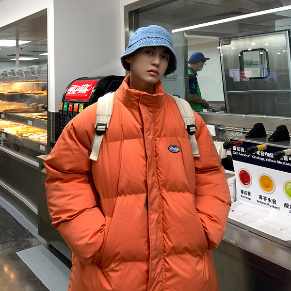 Férfi téli kabát emblémával és magas gallérral