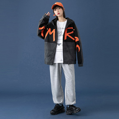 Ingyenes modell férfi kabát rátéttel és kapucnival